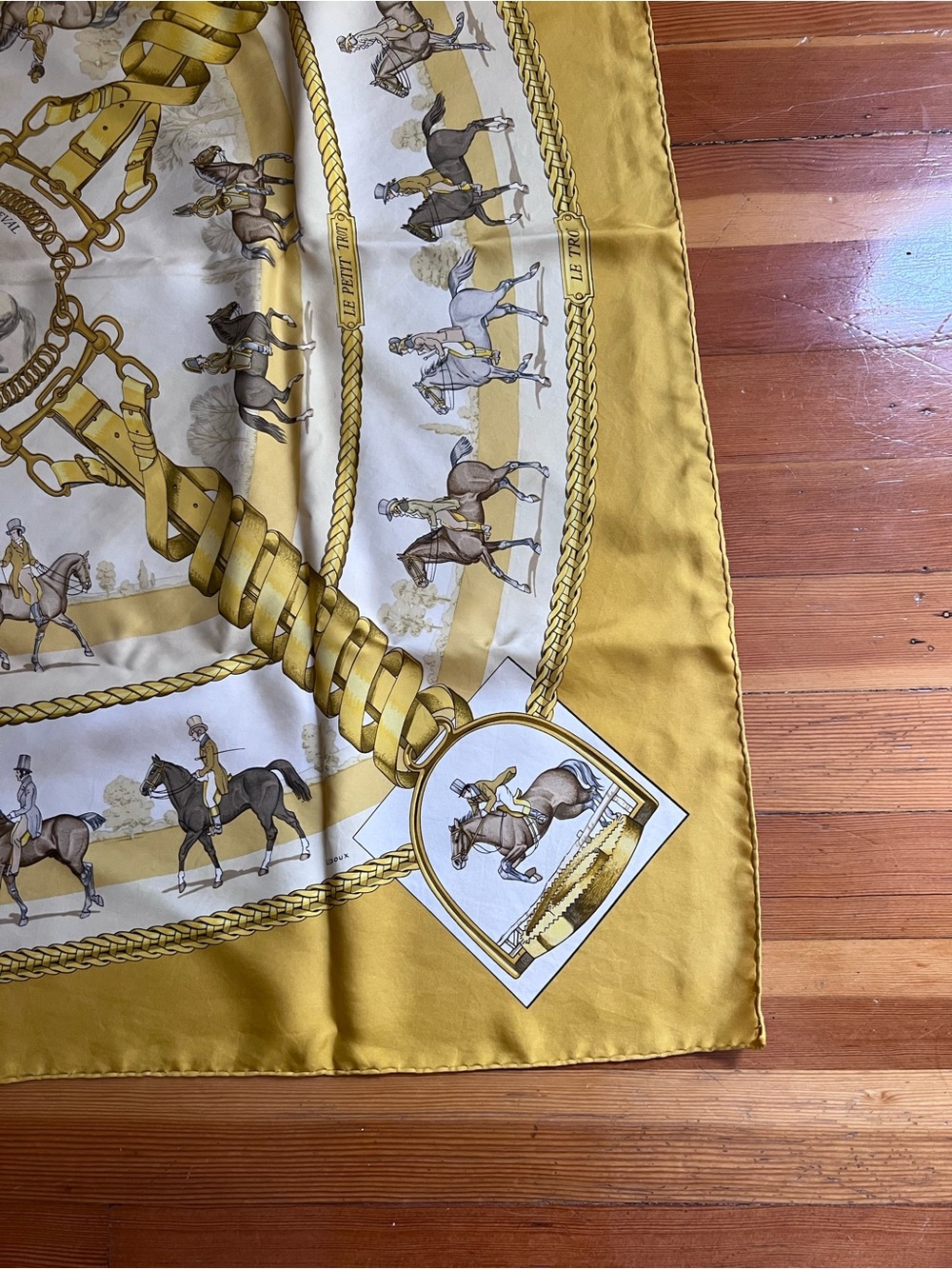 Hermès "Les Allures du Cheval" Silk Carré 90 Scarf - Vintage Yellow - Picture 4 of 12